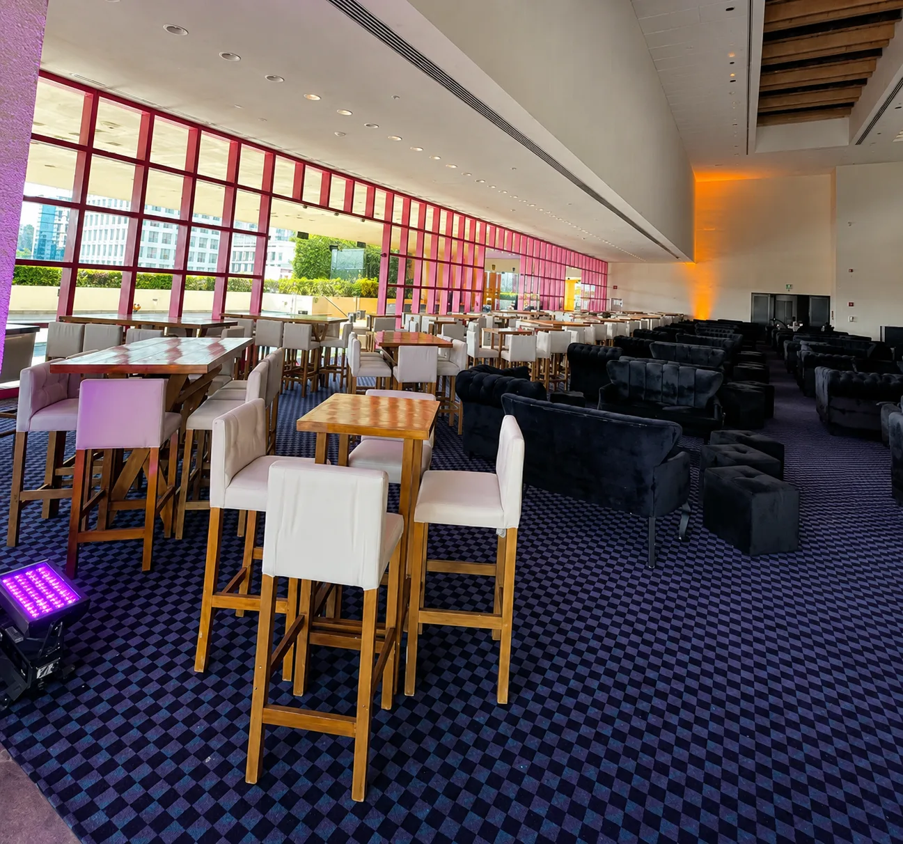 Evento al aire libre con periqueras y lounges